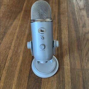 🎤 Blue microphone - Yeti silver.